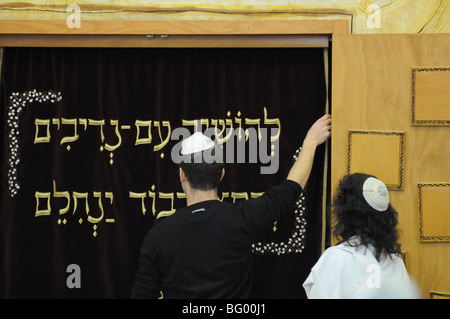 Israele, Tel Aviv, Beit Daniel, Tel Aviv la prima riforma sinagoga. Apertura egli Arca contenente la Torah scrolls per la lettura Foto Stock