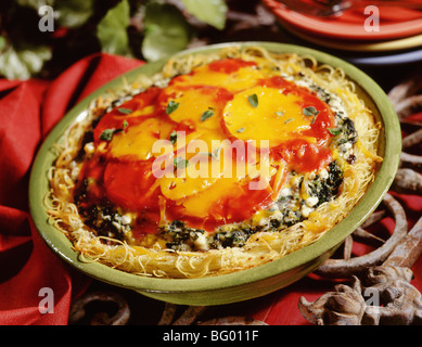 Torta di spaghetti con pomodoro e formaggio Foto Stock