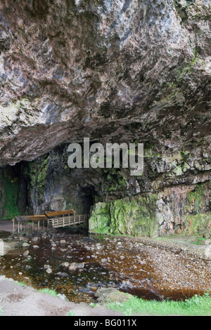 Il fiume Allt Smoo emergenti dall'ingresso Smoo Cave a Durness, Highland, Scozia Foto Stock