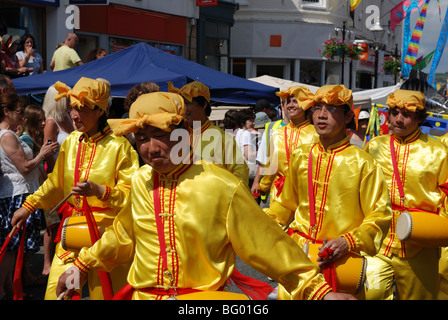 I membri dell'antica cultura cinese ' falun gong ' marzo attraverso le strade di Penzance in Cornovaglia, Regno Unito Foto Stock