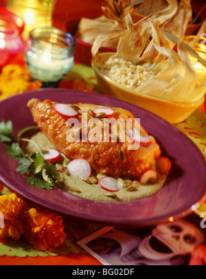 Pollo arrosto con il coriandolo mole verde e grano tamales Foto Stock