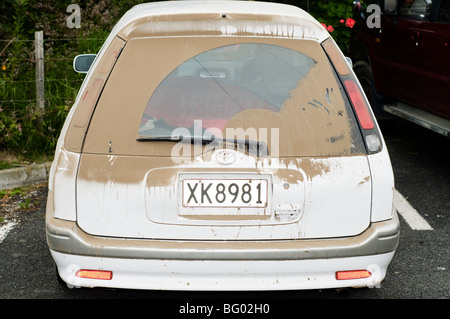 Auto parcheggiata con sporco finestrino posteriore Foto Stock