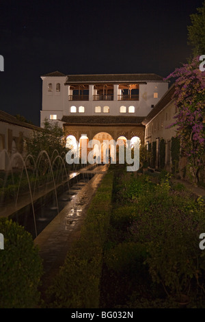 Serata al Patio de la Acequia (corsi d'acqua), ai giardini e al palazzo del Generalife, al palazzo dell'Alhambra, Granada, Spagna Foto Stock