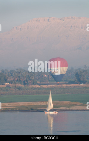 Mongolfiera e feluca sul fiume Nilo all'alba nei pressi di Luxor Foto Stock