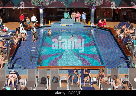 La nave di crociera ponte principale piscina con la famiglia. Passeggeri in vacanza godendosi il caldo all'esterno. Foto Stock