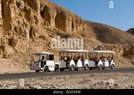 Treno turistico a Valle dei Re nei pressi di Luxor in Egitto Foto Stock