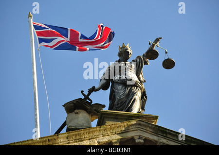 Scale di giustizia statua, Guildhall, High Street, Bath, Inghilterra, Regno Unito Foto Stock