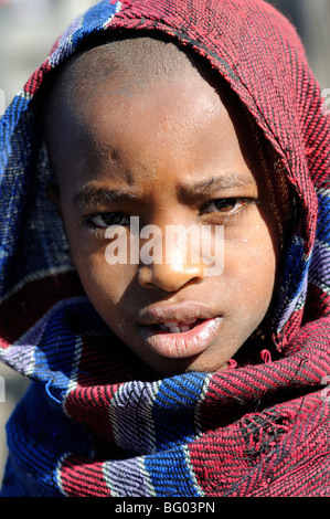 Ragazzo in area Piazza ADDIS ABEBA, ETIOPIA Foto Stock