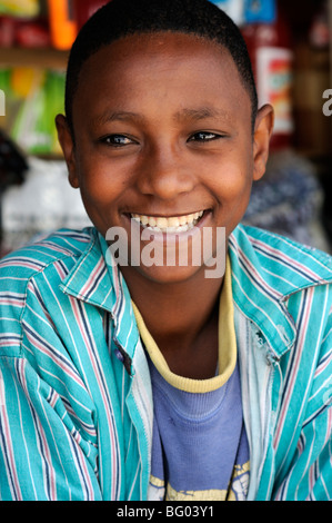 Ragazzo in chiosco, Piazza Addis Abeba in Etiopia Foto Stock