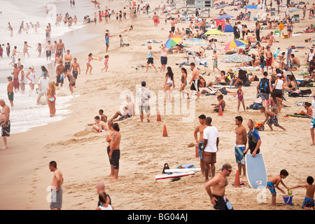 La folla di persone a Manhattan Beach, California, Stati Uniti d'America Foto Stock