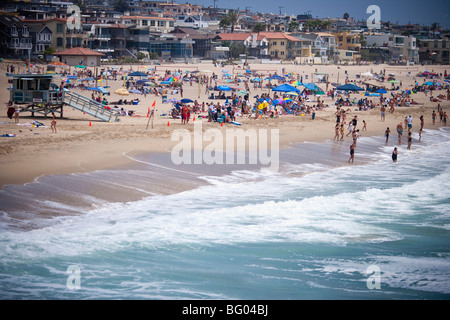 La folla di persone durante una calda giornata a Manhattan Beach, California, Stati Uniti d'America Foto Stock