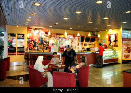 Coffee shop scena nella sala partenze, Aeroporto Internazionale di Kuala Lumpur in Malesia Foto Stock