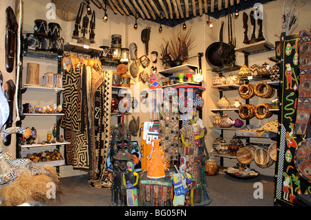 Artigianato tribale in 'La mia Africa' craft shop, Aeroporto Internazionale di Johannesburg, Sud Africa Foto Stock