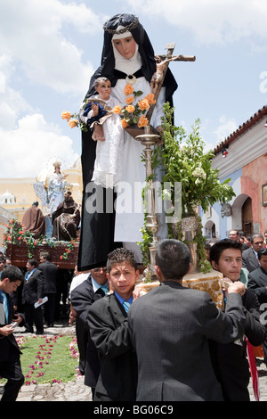 Processione in onore della Vergine Maria durante la Semana Santa in Antigua Guatemala. Foto Stock