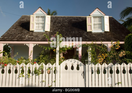 Una tradizionale casa clapboard con Picket Fence a Dunmore Town, Harbour Island, Bahamas, West Indies, America Centrale Foto Stock