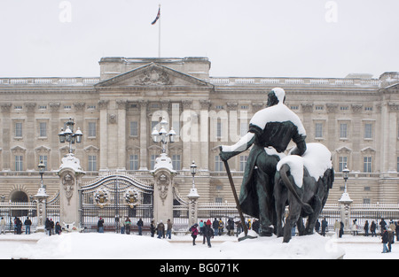 Buckingham Palace durante una tempesta di neve, London, England, Regno Unito, Europa Foto Stock