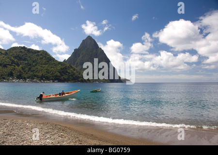 Una vista di chiodi nei pressi di Soufriere in Santa Lucia, isole Windward, West Indies, dei Caraibi e America centrale Foto Stock