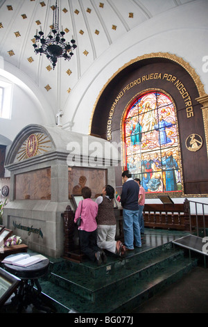 Tomba di San Hermano Pedro nel Convento e chiesa di San Francisco in Antigua Guatemala. Foto Stock