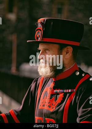 Beefeater (Yeoman Warder) presso la Torre di Londra, Inghilterra, Regno Unito, Europa Foto Stock