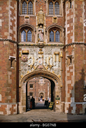 Cancello anteriore del Collegio S. Giovanni con lo stemma della signora Margaret Beaufort, Cambridge, Cambridgeshire, Regno Unito Foto Stock