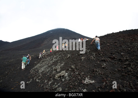 In alto di scrambling il ghiaione verso il vulcano Pacaya picco. Volcan Pacaya Parco Nazionale. Foto Stock