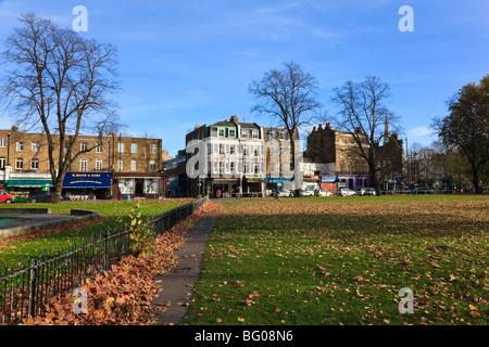 Vista dei negozi su 'lunga strada " e " il marciapiede', da Clapham Common, Clapham, London, Regno Unito Foto Stock