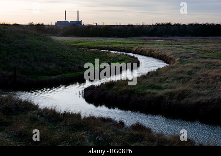 Un riempito di acqua fossa su terreno vicino a Tilbury Power Station in Essex. Foto di Gordon Scammell Foto Stock