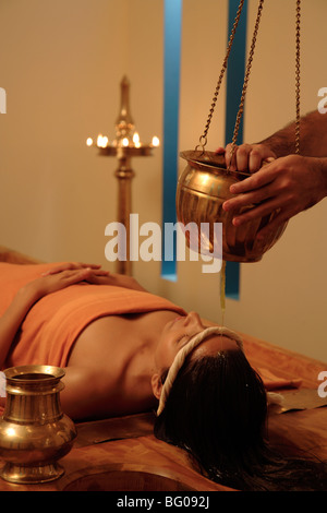 Shirodhara trattamento presso il Quan Spa presso il Marriott Hotel di Mumbai, India, Asia Foto Stock