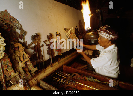 Dalang o burattinaio a Wayang Kulit (Shadow Puppet Play) di Bali, Indonesia, sud-est asiatico Foto Stock