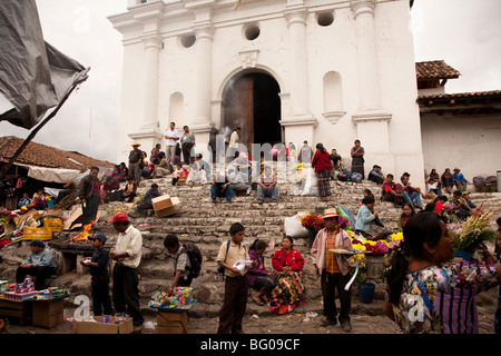 I gradini che conducono verso il Santo Tomas chiesa presso il mercato di Chichicastenango Guatemala. Foto Stock