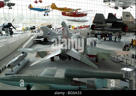 Vista generale di una parte della Grande Galleria presso il Museo del Volo, Seattle. Una F4-Phantom II si trova al centro del telaio Foto Stock