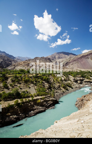 Indus fiume scorre attraverso il Ladakh in Himalaya indiano. Foto Stock