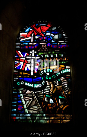 Vetrata D giorno memoriale ai commandos nella chiesa di San Sansone in Ouistreham, Normandia, Francia Foto Stock