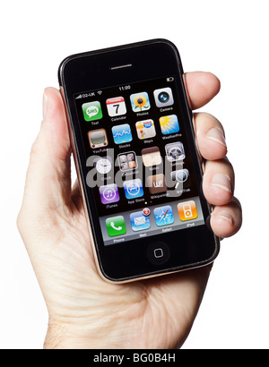 Maschio lato tenendo lo smartphone iPhone smart phone telefono mobile che mostra le app sulla schermata di menu su sfondo bianco Foto Stock