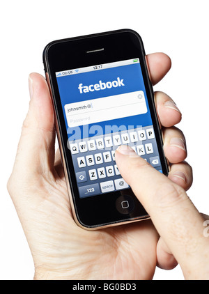 App Facebook - mano maschile che tiene in mano un vecchio smartphone iPhone smartphone cellulare che utilizza Facebook Foto Stock