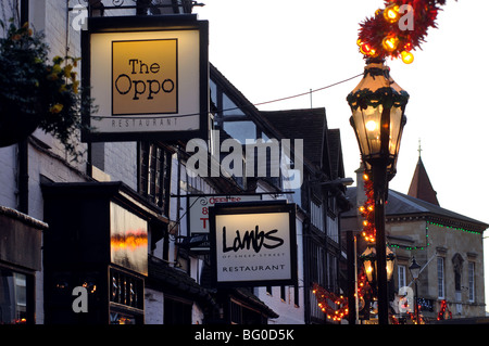 Ristoranti a Sheep Street a Natale, Stratford-upon-Avon, Warwickshire, Inghilterra, Regno Unito Foto Stock