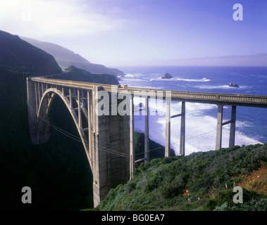 CALIFORNIA - Bixby Creek ponte sulla autostrada 1 lungo la costa di Monterey. Foto Stock