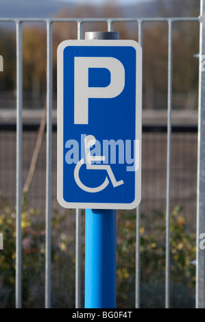 Post con parcheggio disabili firmare in un parcheggio nel Regno Unito Irlanda Foto Stock