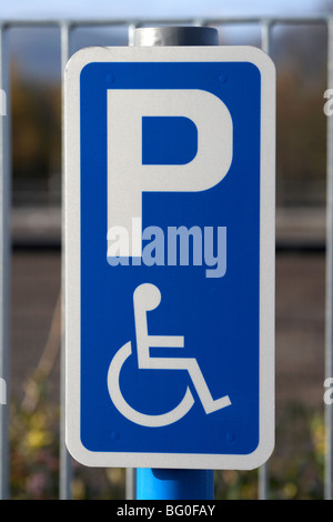 Post con parcheggio disabili firmare in un parcheggio nel Regno Unito Irlanda Foto Stock