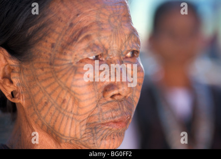 Mento donna con spiderweb tattoo, Stato Chin Stato, Myanmar (Birmania), Asia Foto Stock