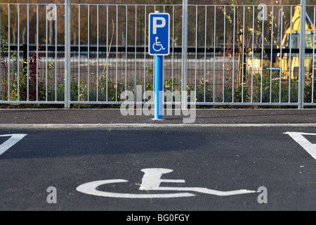 Post con parcheggio disabili segno davanti di una piazzola in un parcheggio nel Regno Unito Irlanda Foto Stock