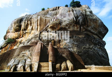 Sigiriya, il quinto secolo rock cittadella, contenenti rovine del complesso del palazzo costruito da Re Kasyapa nel V secolo, Sri Lanka Foto Stock