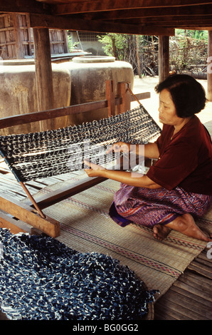 Tessitura ikat mostrando in Korat, Thailandia, Sud-est asiatico, in Asia Foto Stock