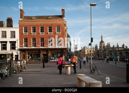 Ryder e Amies, college outfitters con turisti in primo piano guardando una mappa Foto Stock