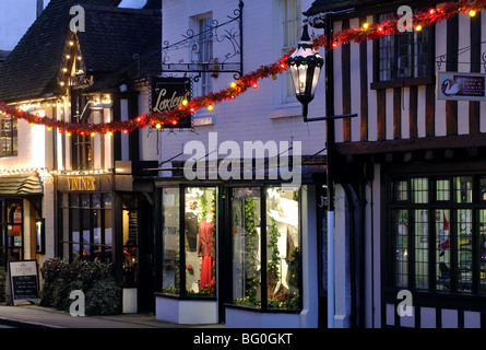 Sheep Street con le luci di Natale, Stratford-upon-Avon, Warwickshire, Inghilterra, Regno Unito Foto Stock