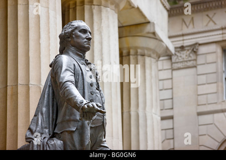 Una statua di George Washington, il primo presidente degli Stati Uniti, nella parte anteriore del Federal Hall di New York City, Stati Uniti d'America Foto Stock