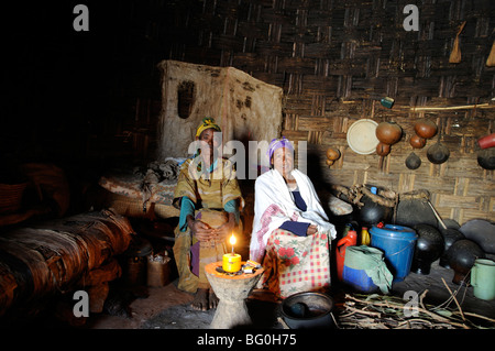 Dorze donne in paglia casa alveare, Arba Minch, Etiopia Foto Stock