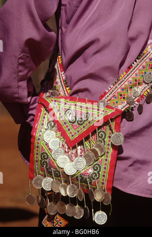 Tessuti e decorazioni di bianco tribù Hmong, Thailandia del Nord Asia sud-orientale, Asia Foto Stock