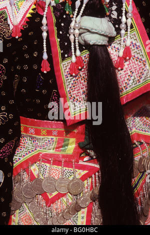 Tessuti e decorazioni di bianco tribù Hmong, Thailandia del Nord Asia sud-orientale, Asia Foto Stock