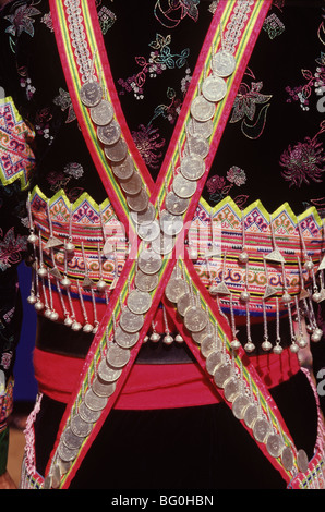 Tessuti e decorazioni di bianco tribù Hmong, Thailandia del Nord Asia sud-orientale, Asia Foto Stock